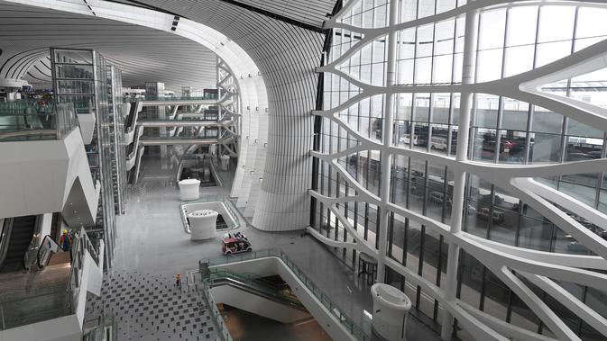 Interior Terminal Bandara Internasional Daxing Beijing, China, Selasa (9/7/2019). Terminal Bandara Internasional Daxing Beijing dirancang dengan desain yang futuristik, yakni berbentuk segi enam raksasa. (GREG BAKER/AFP)