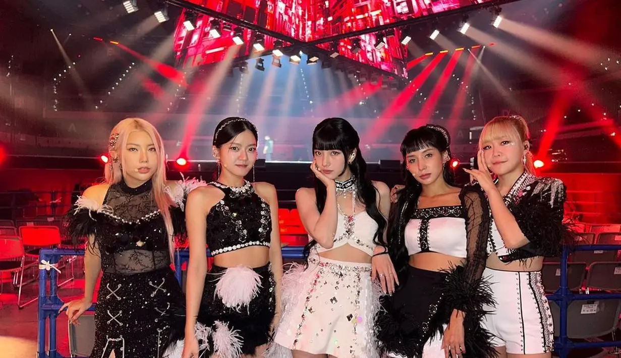 K-drama terbaru yang dibintangi Bae Suzy mengundang banyak perhatian. Diberi judul Doona, di drama ini, Bae Suzy bahkan kembali menari dan menyanyi seperti dirinya dulu saat menjadi idol. Ada penampilannya yang diambil langsung di atas panggung, seperti terlihat di foto ini. Suzy tampil cantik dengan outfit berwarna putih yang bertabur payet dan batu kristal. Outfit two-pieces ini terdiri dari atasan dan rok minya. [Foto: Instagram/skuukzky]