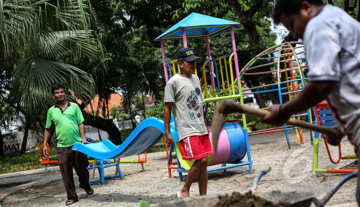 Sejumlah pekerja mengangkat papan perosotan saat proyek pembangunan Ruang Publik Terpadu Ramah Anak (RPTRA) di Jalan Tidore RW 05, Kelurahan Cideng, Gambir, Jakarta, Senin (4/5/2015). (Liputan6.com/Faizal Fanani)