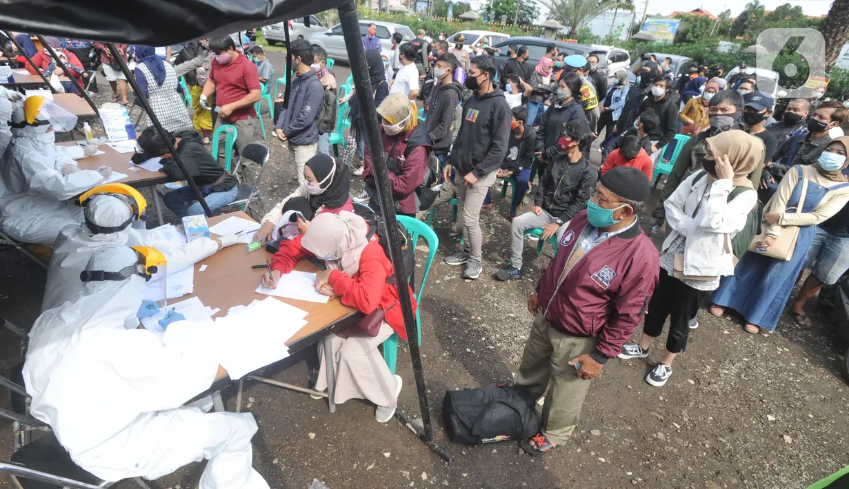 Sejumlah wisatawan antre mengikuti rapid test di kawasan Gadog, Bogor, Jawa Barat, Kamis (29/10/2020. Pemkab Bogor mewajibkan wisatawan yang mengunjungi kawasan Puncak dan sekitarnya untuk mengikuti rapid test untuk mencegah penyebaran COVID-19. (merdeka.com/Arie Basuki)