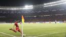 Bek Persija Jakarta, Ismed Sofyan, bersiap melakukan tendangan sudut saat melawan Arema FC pada laga Liga 1 di SUGBK, Jakarta, Sabtu (31/3/2018). Persija menang 3-1 atas Arema FC. (Bola.com/Vitalis Yogi Trisna)