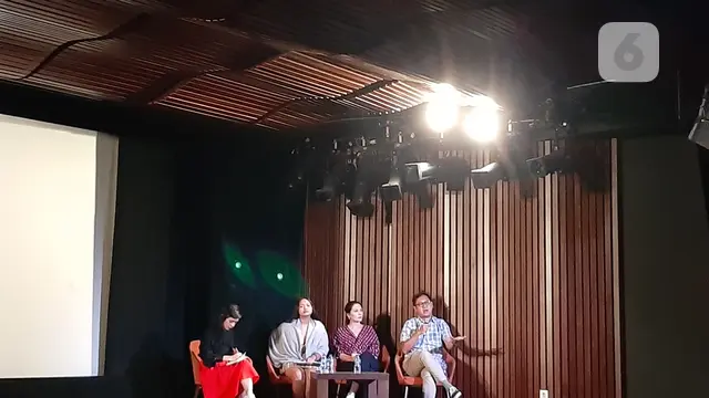 Hannah Al Rashid (tengah) dalam diskusi film Posesif di IFI, Jakarta.