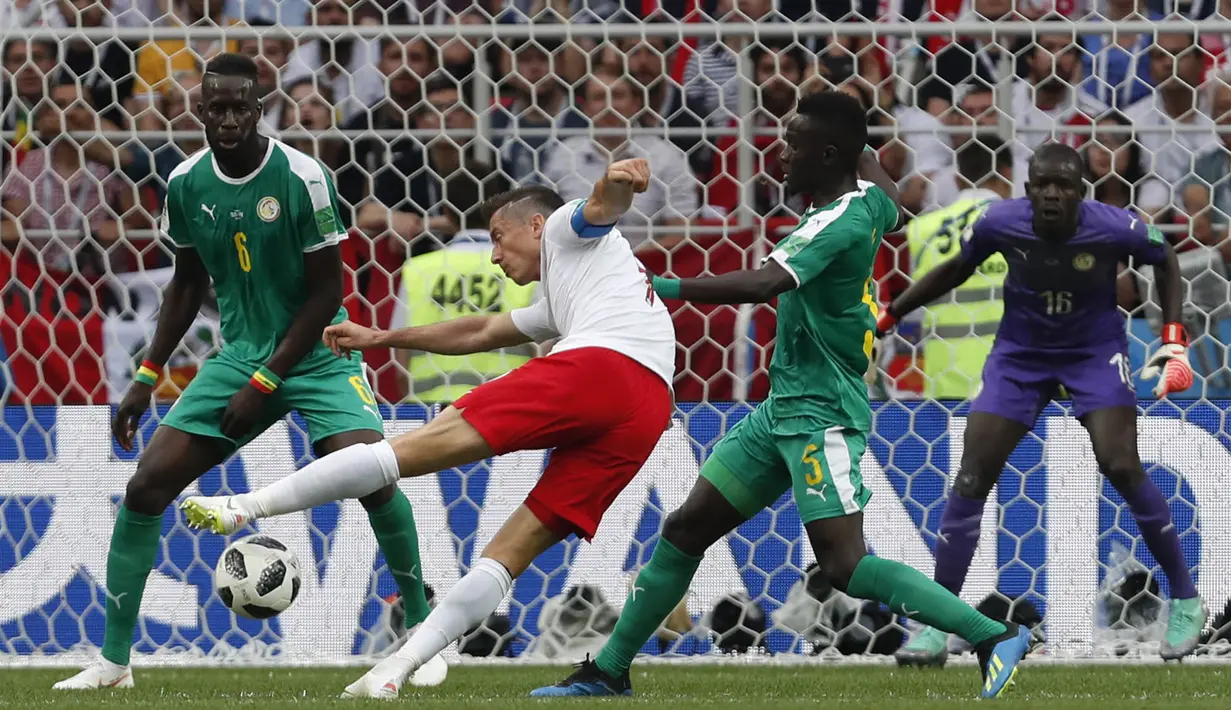 Striker Polandia, Robert Lewandowski, melepaskan tendangan ke gawang Senegal pada laga Piala Dunia di Stadion Spartak, Selasa (19/6/2018). Senegal menang 2-1 atas Polandia. (AP/Darko Vojinovic)