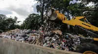 Petugas kebersihan dibantu alat berat membersihkan sampah Tahun Baru 2018 di Monas, Jakarta, Senin (1/1). Kepala Dinas Lingkungan Hidup (LH) DKI Jakarta, Isnawa Adji mengatakan adanya peningkatan jumlah sampah pada tahun ini. (Liputan6.com/Faizal Fanani)