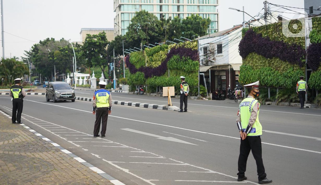 Petugas gabungan menggelar Operasi Yustisi Protokol Covid-19 di kawasan Tugu Tani, Jakarta, Senin (14/9/2020). Operasi tersebut digelar sebagai langkah untuk menekan penyebaran Covid-19 di masa PSBB Jakarta. (Liputa6.com/Immanuel Antonius)