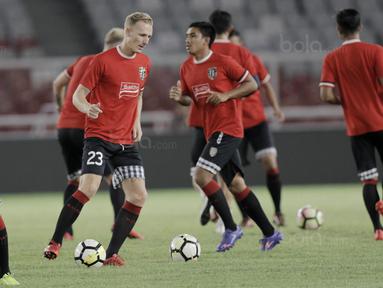 Para pemain Bali United menggelar latihan jelang laga final Piala Presiden 2018 di SUGBK, Jakarta, Jumat (16/2/2018). Bali United akan berhadapan dengan Persija, (Bola.com/M Iqbal Ichsan)