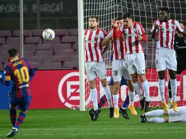 Lionel Messi (kiri) mencetak gol tendangan bebas indah saat Barcelona menang 2-1 atas Athletic Bilbao di Camp Nou. (Foto: AFP/Lluis Gene)