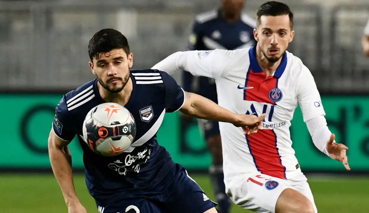 Pemain Bordeaux, Loris Benito, berebut bola dengan pemain Paris Saint-Germain (PSG), Pablo Sarabia, pada laga Liga Prancis di Stadion Matmut Atlantique, Rabu (3/3/2021). PSG menang dengan skor 1-0. (Photo by Philippe LOPEZ / AFP)