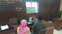 Korban pencabulan tetangganya melaporkan diri ke SKPT Polresta Palembang (Liputan6.com / Nefri Inge)