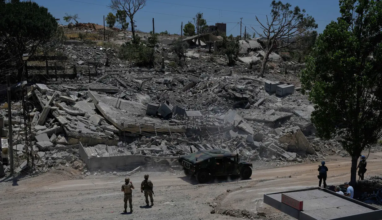 Pasukan penjaga perdamaian Perserikatan Bangsa Bangsa (PBB) asal Spanyol dan militer Lebanon ditempatkan di jalan di desa Dibbine, Lebanon Tenggara, Jumat 5 Juni 2026, sehari setelah pasukan Israel mundur menyusul bentrokan sengit dengan Hizbullah. (AP Photo/Hussein Malla)