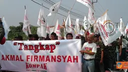 Citizen6, Cilegon: Aktivis Kompak (Komite Pemuda Anti  korupsi) Kota Cilegon melakukan aksi demo di depan Kejari Cilegon berkaitan dengan kasus korupsi Mantan Walikota Cilegon, Jumat (12/5). (Pengirim: Dany Perdana)