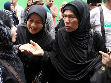 Dorce Gamalama berkunjung ke rumah Mpok Nori di kawasan Bambu Apus, Jakarta Timur, Jumat (3/4/2015). Sejumlah artis mendatangi rumah Mpok Nori setelah mendengar meninggalnya  komedian senior tersebut. (Liputan6.com/Helmi Afandi)