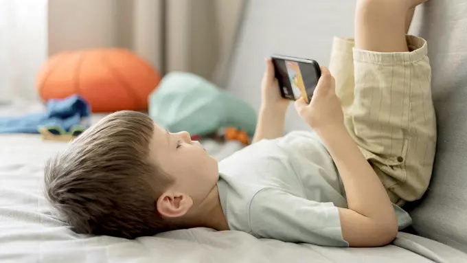 Dampak Screen Time Terhadap Kecerdasan dan Kreativitas Anak (photo by freepik.com)