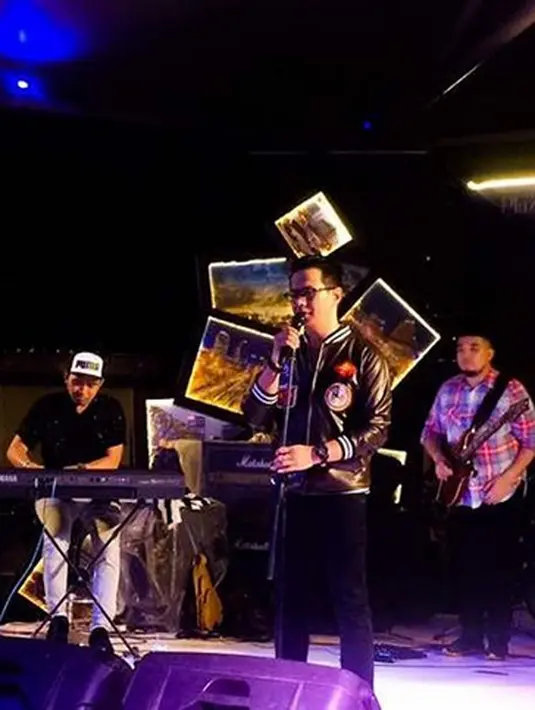 Selain itu, Delon kini sedang sibuk menggarap single terbarunya. Berbeda dengan lagu-lagunya terdahulu. Lagu baru penyanyi 39 tahun itu, mengusung genre R&B.  Meski temanya masih saja terkait cinta. (Instagram/delonthamrin)