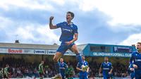 Bek Timnas Indonesia, Elkan Baggott terus menunjukkan performa apik bersama Gillingham FC di League Two. Pemain yang dipinjamkan dari Ipswich Town tersebut berhasil mencetak dua gol beruntun plus menghindarkan Gillingham FC dari kekalahan. (Twitter/@TheGillsFC)