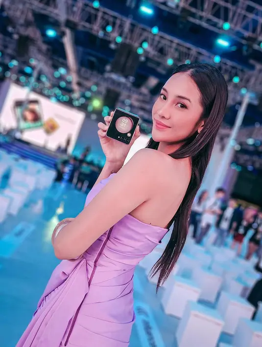 Acara tersebut merupakan launching beberapa lineup terbaru gadget dari Samsung. [Instagram @anyageraldine]