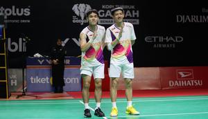 Ganda putra Indonesia Raymond Indra/Nikolaus Joaquin sukses memenangi duel sesama wakil Indonesia Sabar Karyaman Gutama/Moh Reza Pahlevi Isfahani pada laga semifinal Indonesia Masters 2026 di Istora Senayan, Jakarta, Sabtu (24/01/2025). Pasangan muda itu menang dua gim langsung dengan skor 21-19, 21-14. (Bola.com/M Iqbal Ichsan)