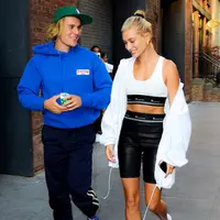 Hailey Baldwin sendiri pun membuktikan bahwa ia memilih untuk selalu mengedepankan kepentingan keluarganya. (PC-MEGA-USWeekly)