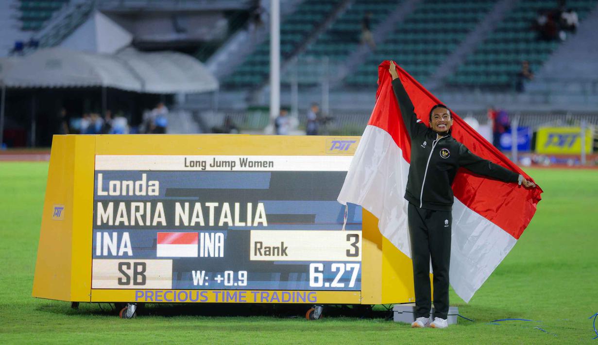 Atlet Indonesia, Maria Natalia Londa, berpose usai final lompat jauh putri SEA Games 2025 di Suphachalasai National Stadium, Pathum Wan, Bangkok, Thailand, Selasa (16/12/2025). Atlet Indonesia, Maria Natalia Londa, berhasil menambah pundi medali untuk Indonesia di SEA Games 2025 Thailand. (Bola.com/Bagaskara Lazuardi
