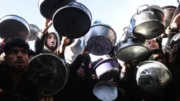 Organisasi kemanusiaan seperti World Central Kitchen (WCK) melaporkan stok makanan di gudang akan habis dalam hitungan hari. Tampak dalam foto, warga Palestina yang mengungsi berebut untuk makanan di Khan Younis, selatan Jalur Gaza pada Jumat 6 Maret 2026. (Bashar Taleb/AFP)