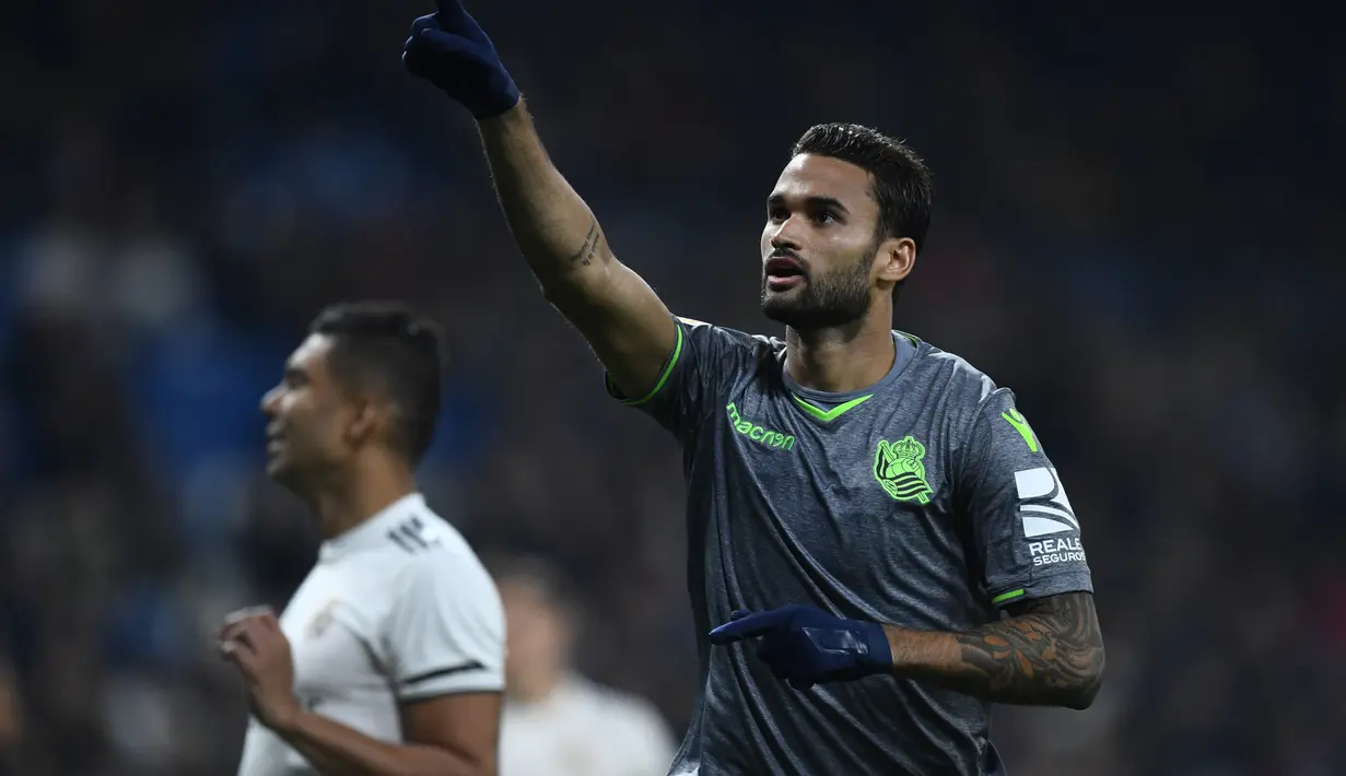3. Selebrasi pemain Real Sociedad, Willian Jose pada laga lanjutan La Liga Spanyol yang berlangsung di Stadion Santiago Bernabeu, Madrid, Senin (7/1). Real Sociedad menang 2-0 atas Real Madrid. (AFP/Gabriel Bouys)
