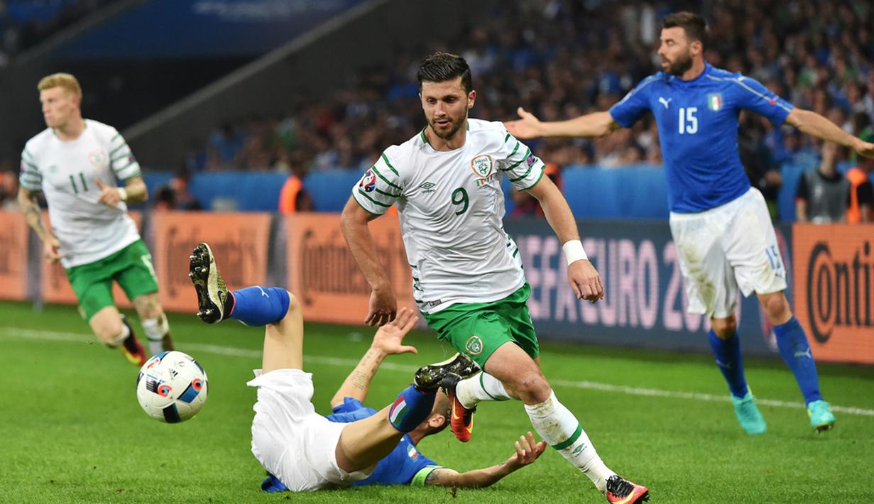 Pemain Irlandia, Shane Long (kanan), lolos dari hadangan pemain Italia, Leonardo Bonucci, pada laga Grup E Piala Eropa 2016 di Stade Pierre Mauroy, Lille, Kamis (23/6/2016) dini hari WIB. (AFP/Philippe Huguen)