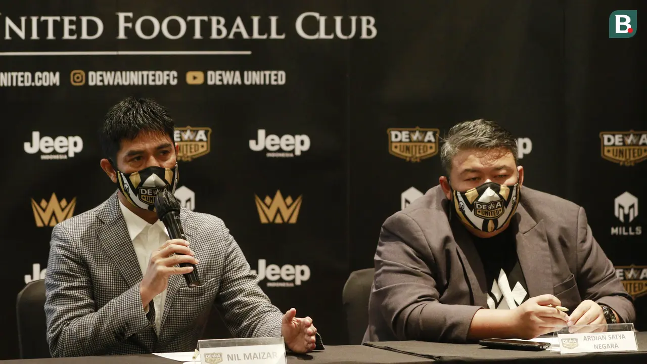 Pelatih baru Dewa United, Nil Maizar (kiri) didampingi Dirut Dewa United, Ardian Satya Negara saat diperkenalkan di Hotel Episode, Tangerang, Senin (4/4/2022).