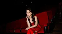 Kenakan Gaun Merah Cerah, Ini Tampilan Glamor Frislly Herlind di Gala Premiere DESA MATI