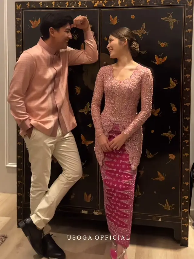 Haviza Devi Dibalut Kebaya Pink saat Tunangan dengan Harris Vriza di Medan.