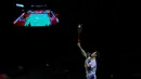 Pebulu tangkis tunggal putra Indonesia, Jonatan Chirstie memukul kok ke arah wakil Thailand, Panitchaphon Teeraratsakul dalam laga semifinal Indonesia Open 2026 di Istora Senayan, Jakarta, Sabtu (06/06/2026). (Bola.com/Bagaskara Lazuardi)