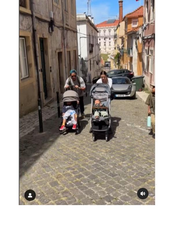 8 Momen Jennifer Bachdim Angkat Stroller Anak saat Liburan di Portugal, Curi Perhatian