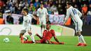 Pemain Real Madrid, Luka Modric, berusaha melewati pemain Sevilla, Mariano Ferreira, pada laga Piala Super Eropa 2016 di Stadion Lerkendal, Rabu (10/8/2016) dini hari WIB. (AFP/Jonathan Nackstrand)