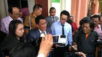 Hotman Paris Hutapea mendatangi PN Surabaya untuk membela kliennya, Trisulowati alias Chin Chin, mantan Dirut PT BCM. (Liputan6.com/Dian Kurniawan)