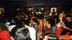 Citizen6, Solo: Ratusan orang rela antre menunggu di depan loket, untuk membeli tiket pemutaran perdana film Harry Potter "Harry Potter and the Deathly Hallows Part 2" di 21 Cineplex Solo, Jawa Tengah, Jumat ( 29/7). (Pengirim: Lutfi Ali)