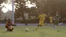 Striker Vamos Indonesia, Dony, berduel dengan kiper PS Tira Persikabo U-18 pada pertandingan persahabatan di Lapangan A GBK, Jakarta, Rabu (29/5). Kedua klub bermain imbang 1-1. (Bola.com/Yoppy Renato)