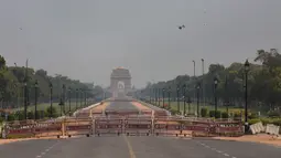 Jalan yang kosong di Gerbang India dalam periode jam malam umum di New Delhi, 22 Maret 2020. Berdasarkan imbauan PM India Narendra Modi, masyarakat mematuhi "Jam Malam Umum" pada hari Minggu sebagai upaya meminimalkan perkumpulan massa dan memastikan dilakukannya pembatasan social (Xinhua/Javed Dar)