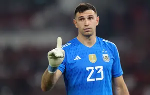 Bos Juventus Klaim Emiliano Martinez Ingin Tinggalkan Aston Villa