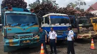 Petugas BPTD Riau-Kepri membawa empat truk ODOL ke Terminal AKAP Pekanbaru sebagai barang bukti. (Liputan6.com/M Syukur)