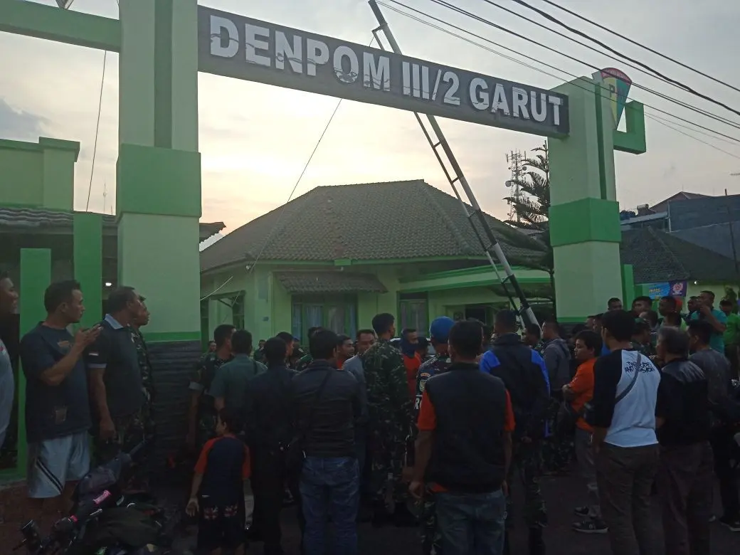 anggota TNI rekan korban datangi denpom (liputan6.com/jayadi supriadin)