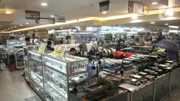 Suasana sepi pengunjung di salah satu pusat perbelanjaan kawasan Glodok, Jakarta, Selasa (3/3/2020). Menurut pengakuan pedagang, persentase sepi pengunjung di pusat perbelanjaan Glodok mencapai 70 persen. (merdeka.com/Iqbal S. Nugroho)