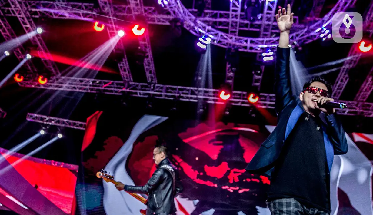 Penampilan Five Minutes di atas panggung Konser Luar Biasa  Indonesian Soccer Awards 2019 di Studio 6 Indosiar, Jakarta, Jumat (10/1/2020). Dalam penampilanya Five Minutes membawakan lagu  "Garuda di Dadaku". (Liputan6.com/Faizal Fanani)