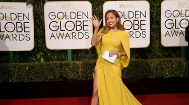 Aktris dan penyanyi Jennifer Lopez saat menghadiri ajang bergengsi Golden Globe Awards 2016 di Beverly Hilton Hotel, California, Minggu (10/1). J-Lo tampil dengan gaun kuning yang mempunyai belahan kaki yang cukup tinggi. (Jason Merritt/Getty Images/AFP)