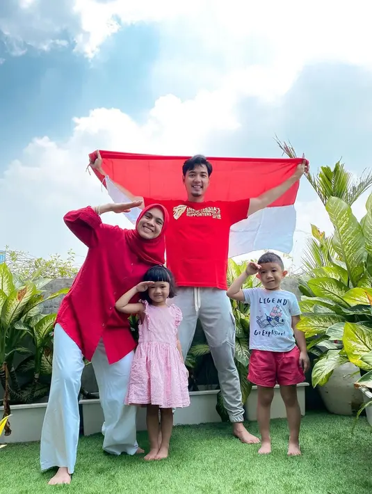Merayakan Hari Kemerdekaan Indonesia, keluarga kecil Nycta Gina dan Rizky Kinos tampil kompak dengan warna pakaian senada Merah Putih. (Instagram/missnyctagina)