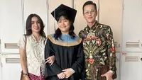 Tidak hanya Andhika dan Ussy yang menarik perhatian, tapi juga Amel yang baru saja wisuda. Amel tampak anggun dan menawan di momen bersejarahnya. [Instagram/ussypratama]
