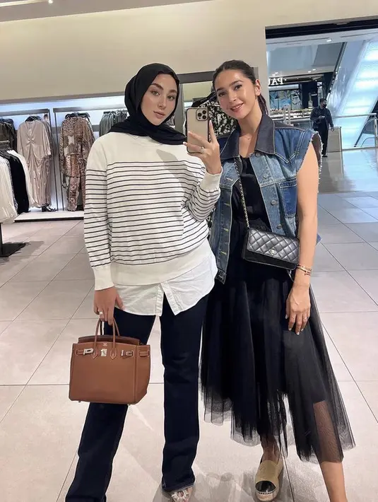 Hangout bersama adik ipar, Nabila tampil dengan dress tutu hitam dipadukan outer vest denim. Dengan membawa sling bag hitamnya. @nsyakieb85