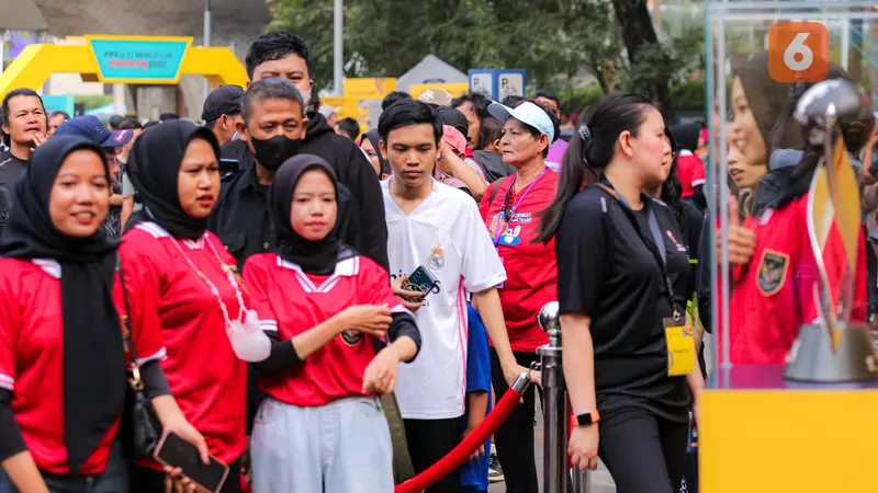 Foto: Antusiasme Warga saat Melihat Trofi Piala Dunia U-17 di Hari Bebas Kendaraan Bermotor