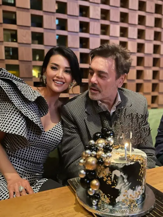 Kali ini kembaran dengan sang suami mengenakan outfit motif houndstooth. Farah terlihat elegan mengenakan dress dengan aksen bertumpuk di salah satu lengannya. [@farahquinnofficial]