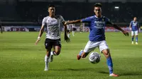 Pemain Persib Bandung, Zalnando (kanan) berebut bola dengan pemain Bali United, Andhika Wijaya saat babak penyisihan Grup C Piala Presiden 2022 antara Persib Bandung melawan Bali United di Stadion Gelora Bandung Lautan Api, Bandung, Minggu (12/06/2022). (Bola.com/Bagaskara Lazuardi)