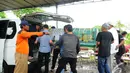 Jenazah ibunda Melly Goeslaw dikeluarkan dalam ambulance saat akan dimakamkan, TPU Tanah Kusir, Bintaro, Senin (12/1/2015). (Liputan6.com/Faisal R Syam)