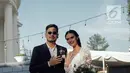 Penyanyi Petra Sihombing menunjukkan cincin pernikahannya dengan Firrina Sinatrya usai pemberkatan di GPIB Immanuel, Jakarta, Jumat (23/3). Petra resmi mempersunting Firrina yang dipacarinya selama dua tahun. (Liputan6.com/Faizal Fanani)
